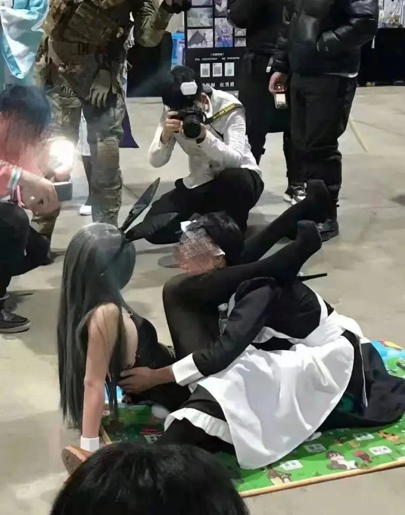 舔男人手指、JK女孩公开撩衣服…!漫展又出事了!插图7 舔男人手指、JK女孩公开撩衣服…!漫展又出事了!插图7