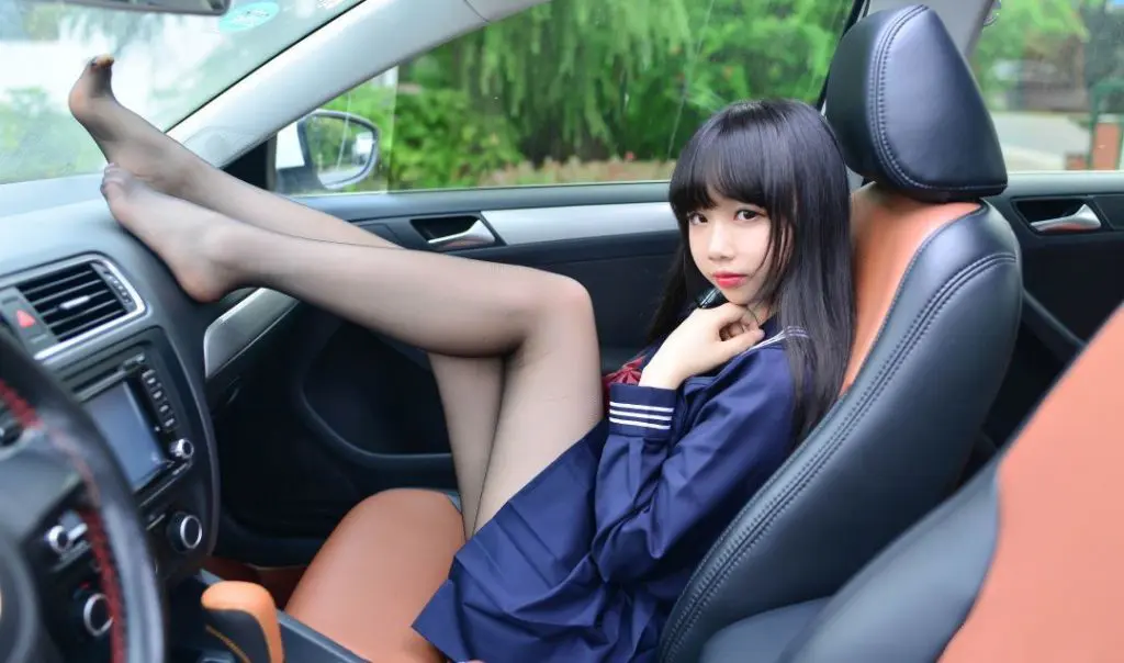 Jk少女在车内摆各种姿势，实在太诱人了！插图4