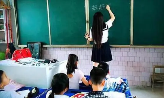 女老师穿JK短裙上课，尺度过大被投诉：你想干什么？插图11
