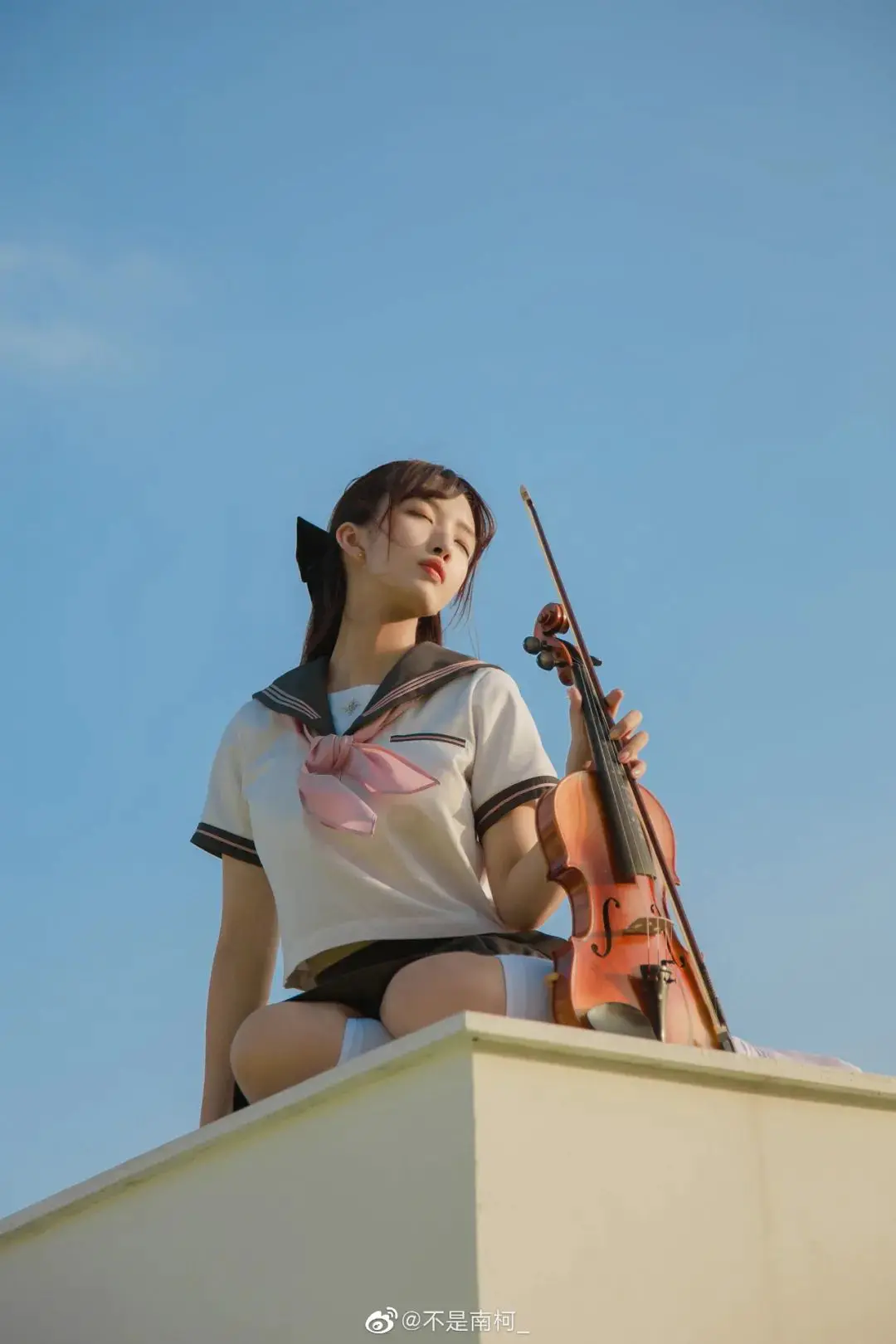 jk制服写真：天台上的JK制服与小提琴插图3
