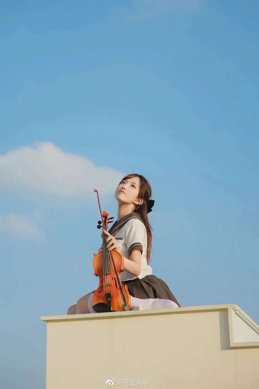 jk制服写真：天台上的JK制服与小提琴插图4