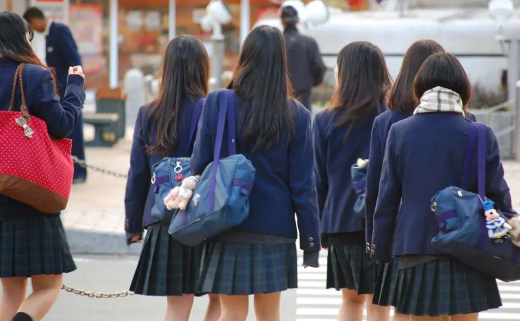 日本女高中生为什么假期都喜欢穿着校服出行？