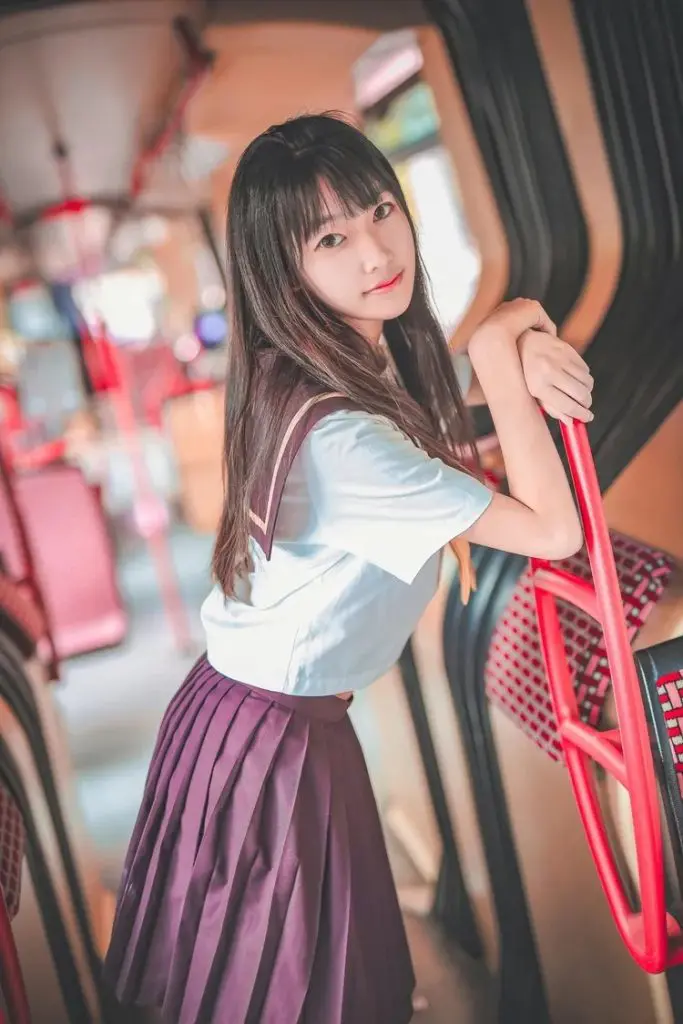 女生水手服街拍黑丝袜修长美腿插图7 女生水手服街拍黑丝袜修长美腿插图7