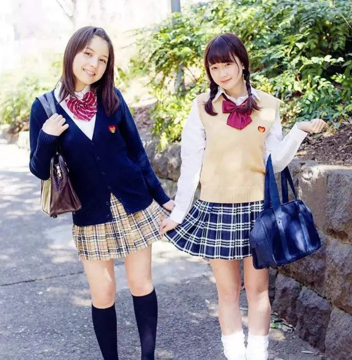 日本女高中生为什么假期都喜欢穿着校服出行?插图2 日本女高中生为什么假期都喜欢穿着校服出行?