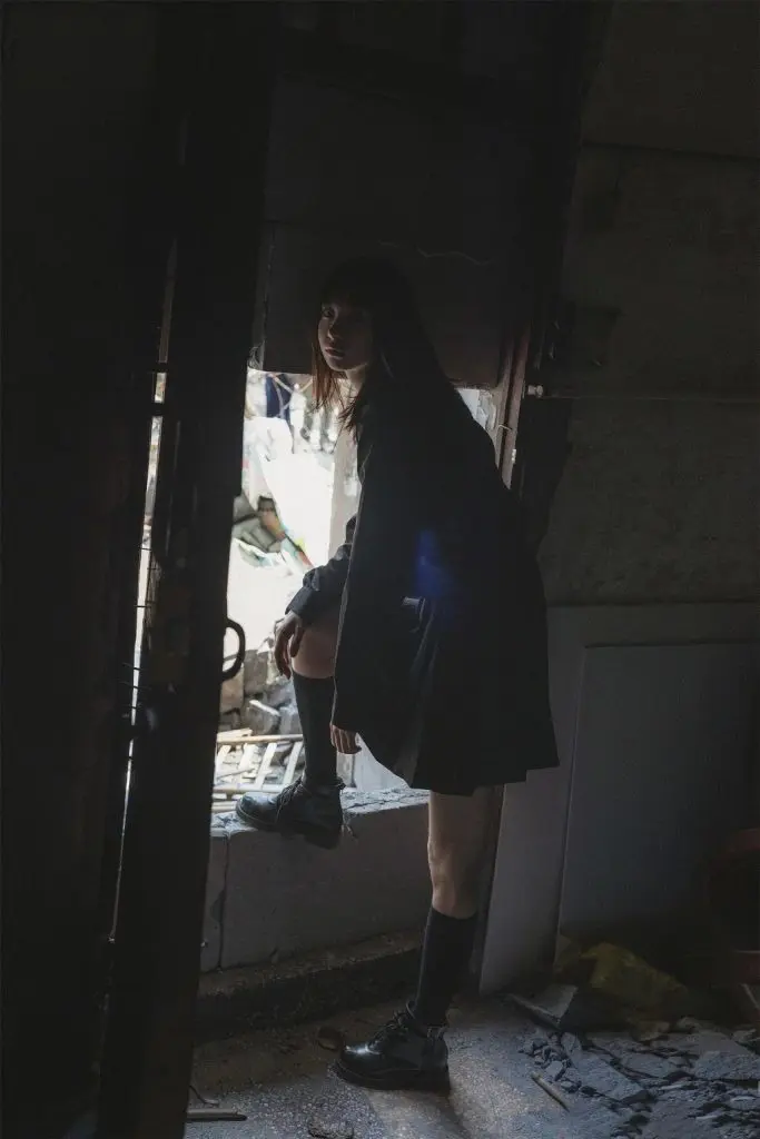 黑色JK制服冷艳白皙美丽少女复古风格写真插图 黑色JK制服冷艳白皙美丽少女复古风格写真插图