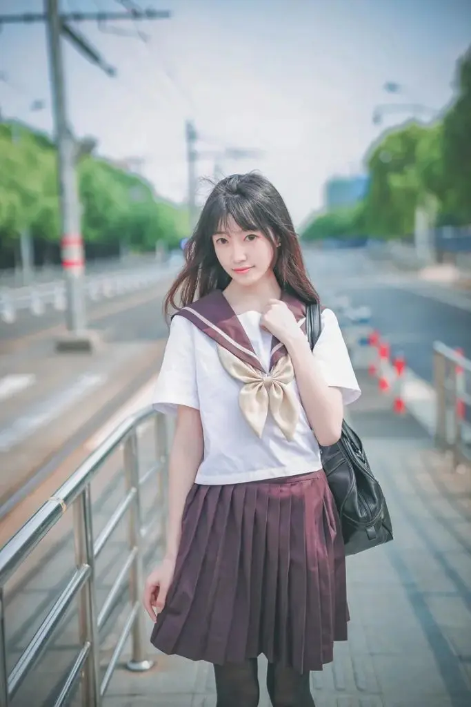 女生水手服街拍黑丝袜修长美腿插图3 女生水手服街拍黑丝袜修长美腿插图3