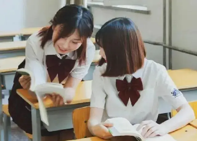 女学生穿JK制服拍毕业照,被骂妨碍风俗,人心丑看啥都带有色眼镜插图3 女学生穿JK制服拍毕业照,被骂妨碍风俗,人心丑看啥都带有色眼镜