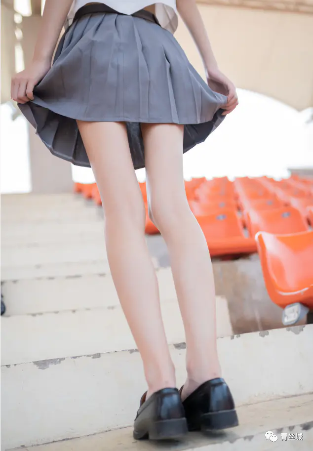 JK制服写真：灰色超短裙和黑色皮鞋插图8