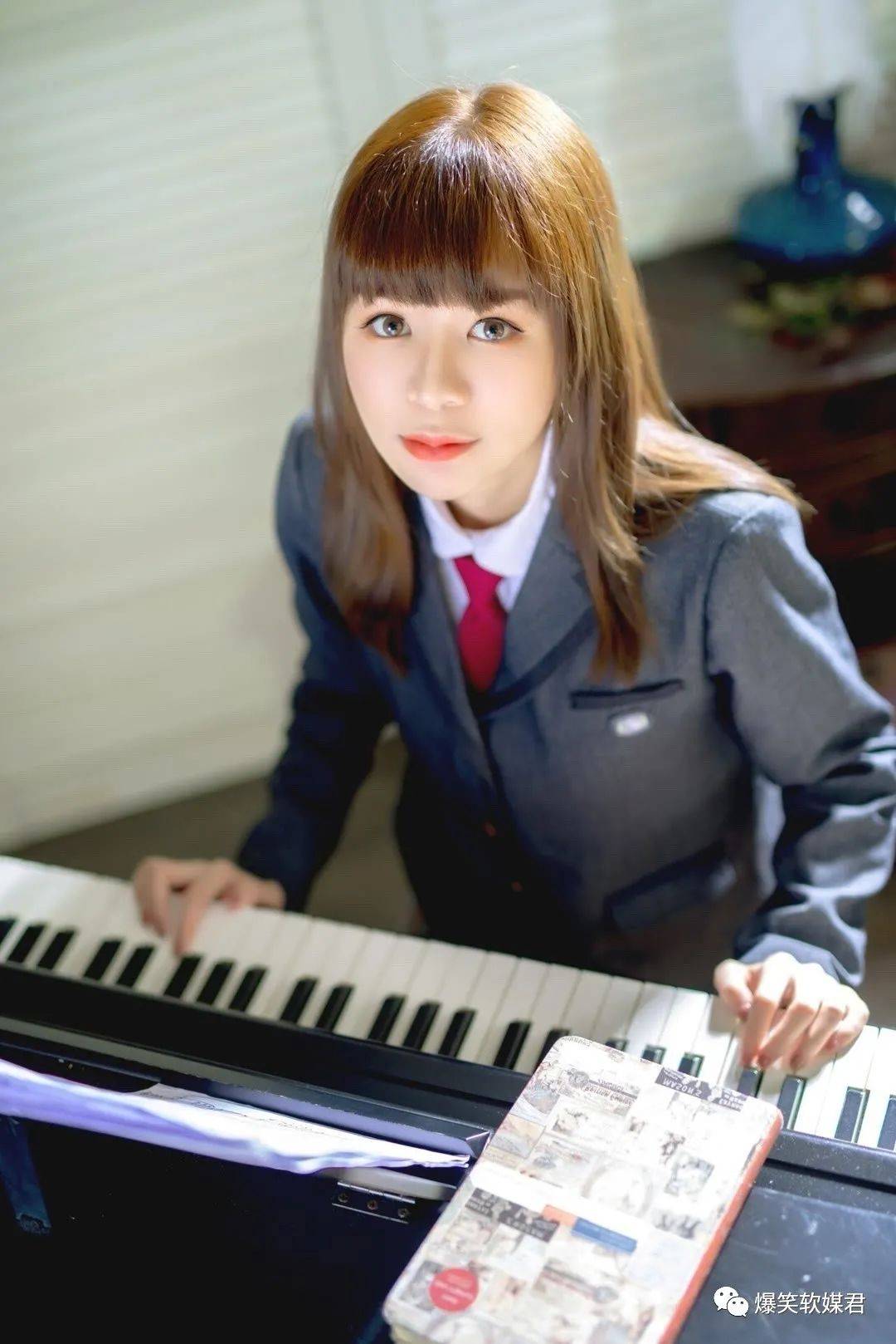 JK制服写真：钢琴上的超短裙插图2