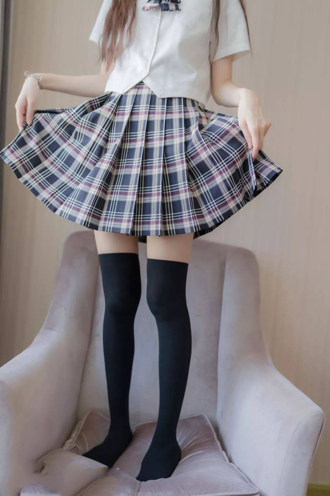JK制服写真：超短裙和黑色丝袜的完美结合插图22