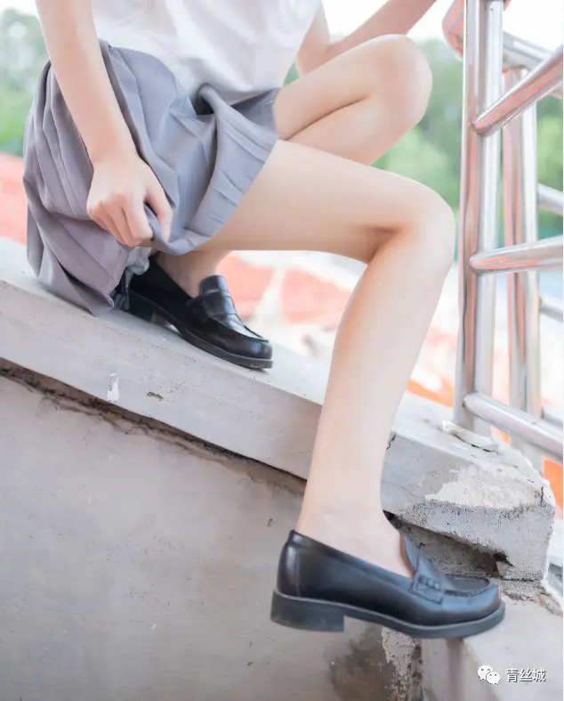 JK制服写真：灰色超短裙和黑色皮鞋插图2
