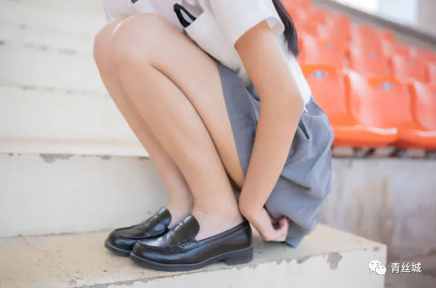 JK制服写真：灰色超短裙和黑色皮鞋插图7
