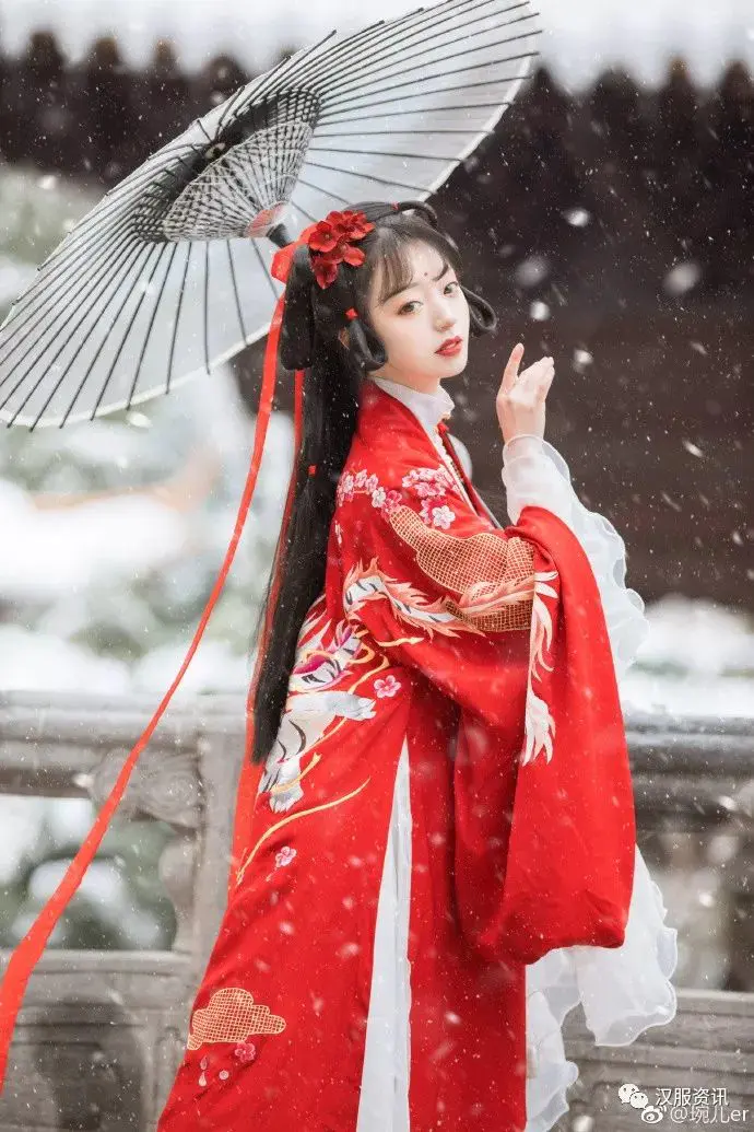 红色汉服古装美女冬季雪景写真图片插图3