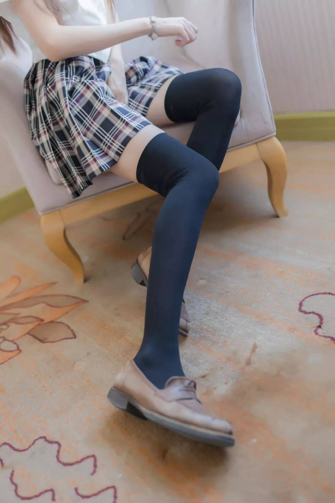 JK制服写真：超短裙和黑色丝袜的完美结合插图10