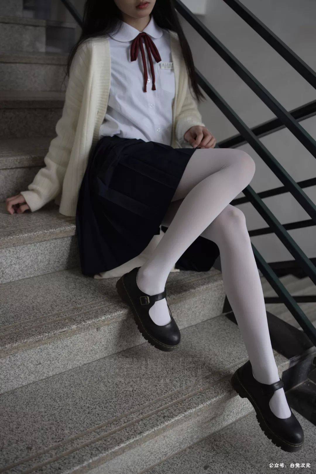 JK制服写真：白色丝袜美女插图2