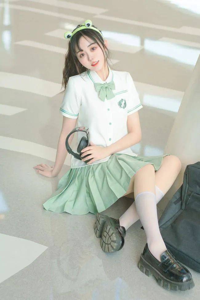 JK制服写真：性感的绿色小短裙插图4