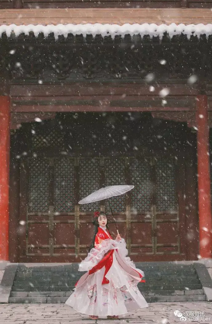 红色汉服古装美女冬季雪景写真图片插图4