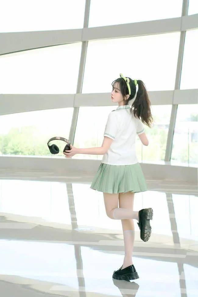 JK制服写真：性感的绿色小短裙插图6