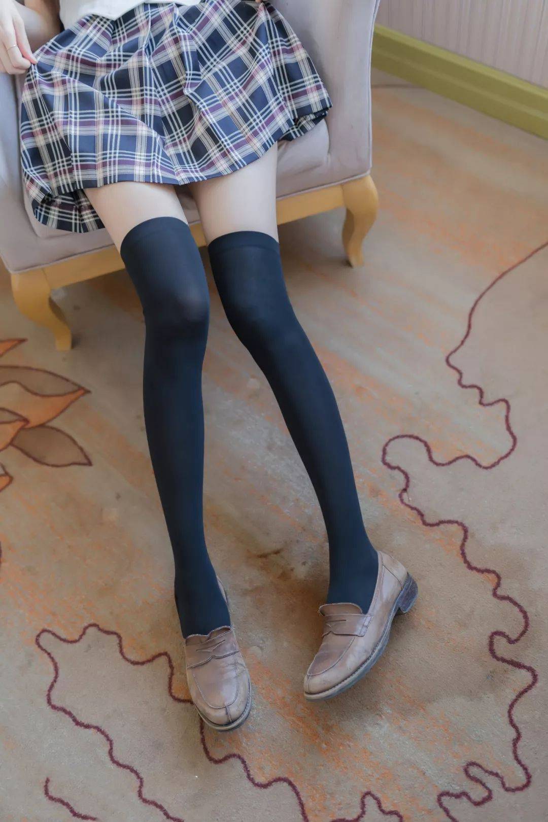 JK制服写真：超短裙和黑色丝袜的完美结合插图7