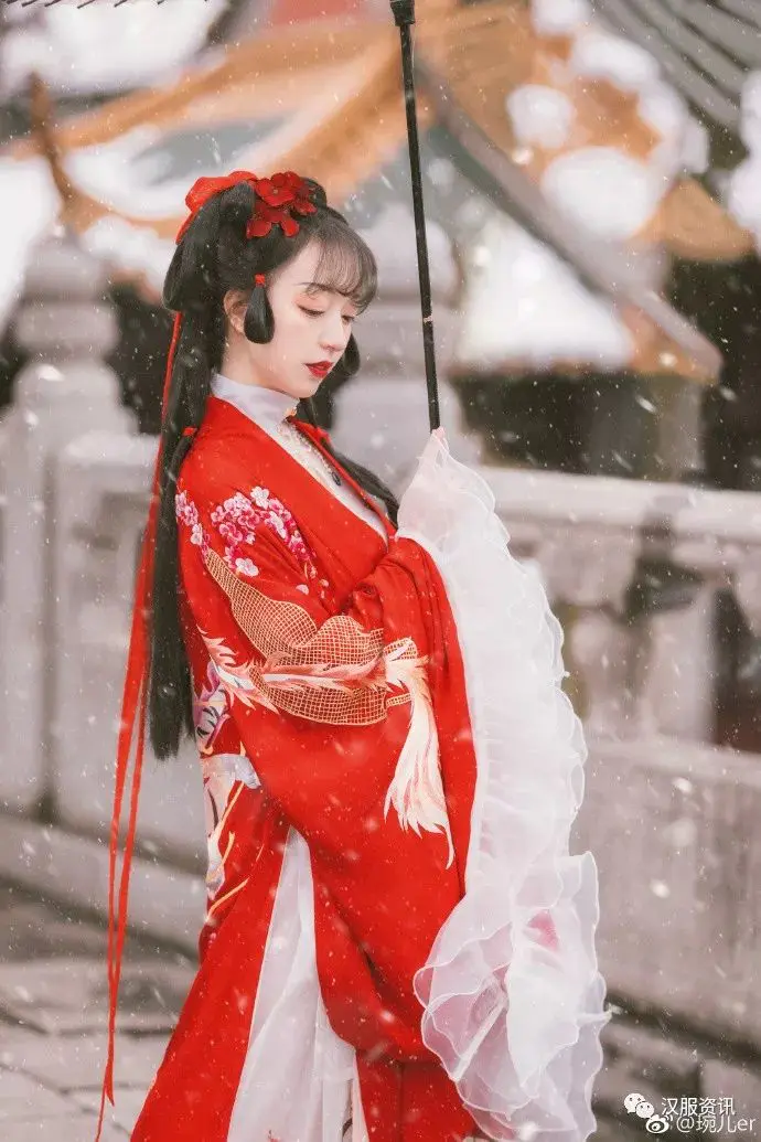 红色汉服古装美女冬季雪景写真图片插图5