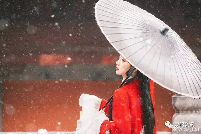 红色汉服古装美女冬季雪景写真图片插图1