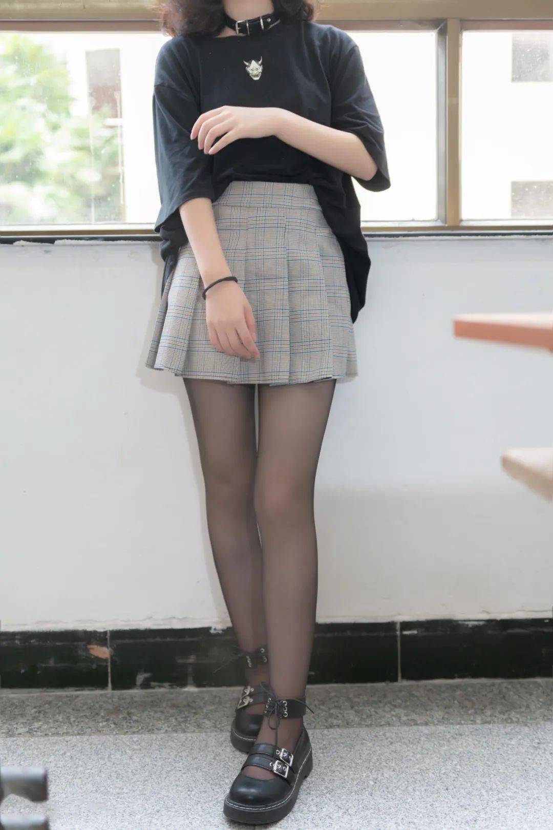 JK制服写真：甜美少女的黑色丝袜插图3