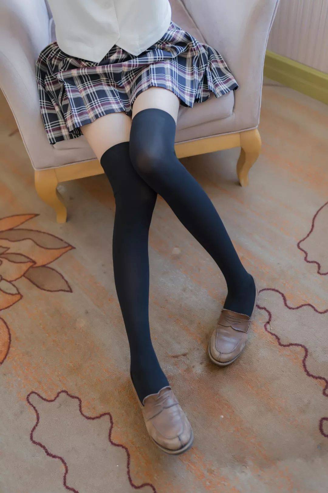 JK制服写真：超短裙和黑色丝袜的完美结合插图2