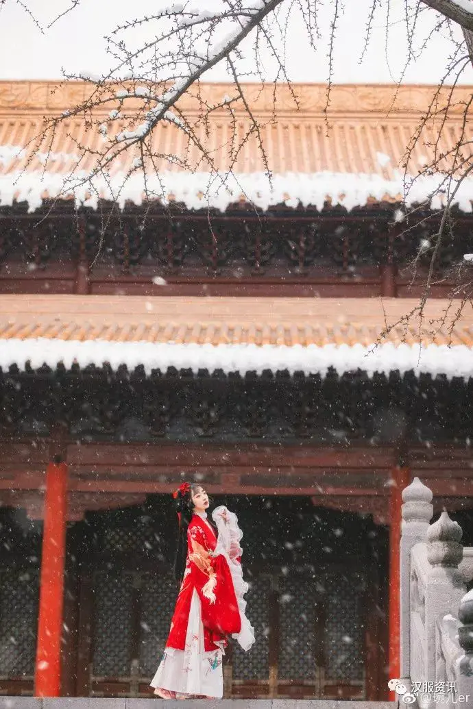 红色汉服古装美女冬季雪景写真图片插图6
