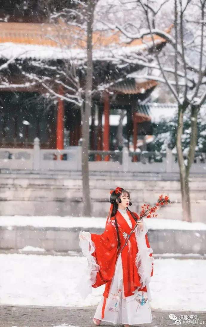 红色汉服古装美女冬季雪景写真图片插图7